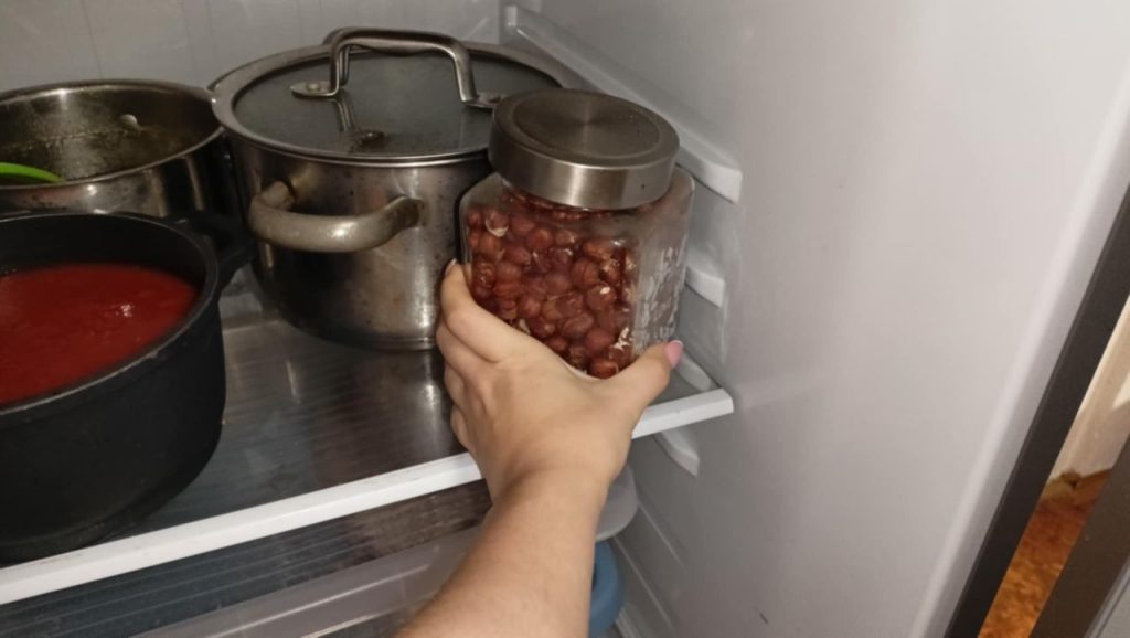 Vieš, prečo by si mal skladovať oriešky v chladničke? Väčšina ľudí robí túto chybu, a preto strácajú chuť