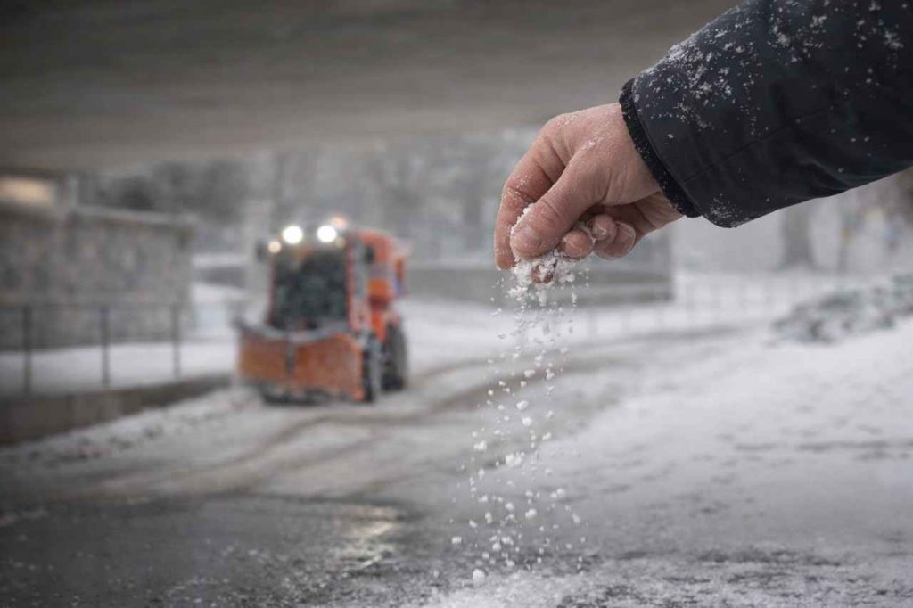 Ako je možné, že soľ topí ľad? Málokto vie, čo sa skrýva za týmto jednoduchým trikom