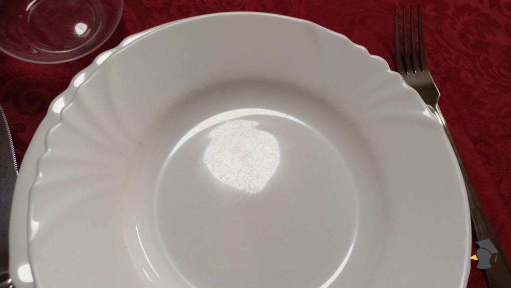 Máš škrabance na tanieroch? Takto sa ich môžeš jednoducho zbaviť. Tento trik musíš poznať!