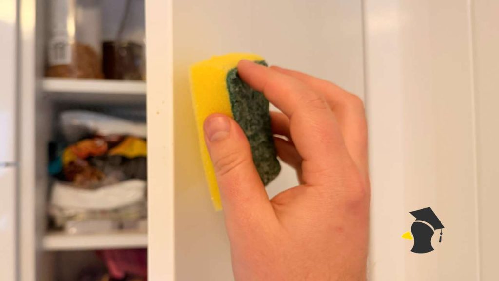 Na mastné skrinky v kuchyni funguje tento domáci trik lepšie než drahá chémia. Riešenie máš priamo doma