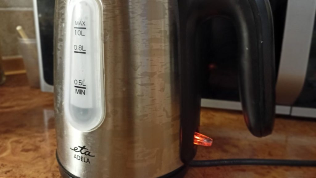 Prečo sa neoplatí v kanvici variť vodu len na jednu šálku? Toto je význam minimálnej hladiny v kanvici