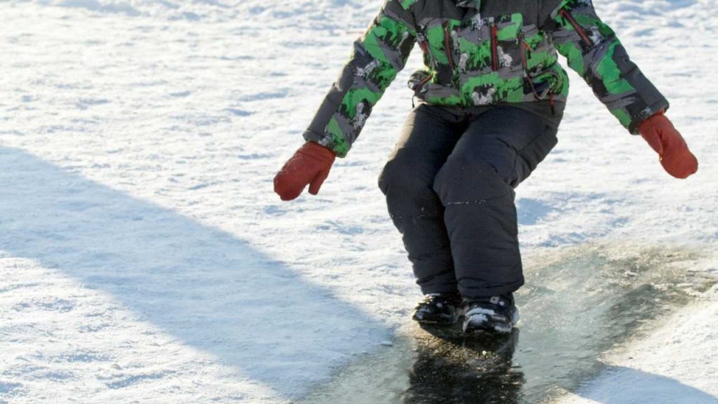 Šmýkajú sa ti topánky na ľade či snehu? Tento jednoduchý trik ti pomôže udržať sa na nohách