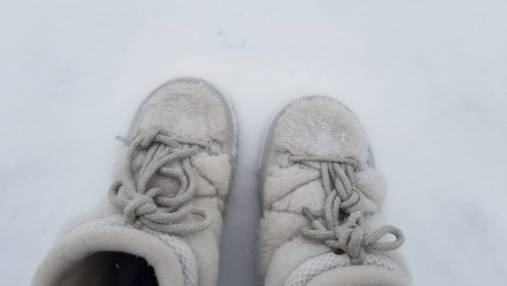 Trápia ťa fľaky od cestnej soli na topánkach? Takto ich jednoducho odstrániš