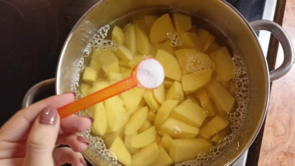 Vieš, kedy sa pri varení zemiakov pridáva soľ? Tento detail rozhoduje o tom, či budú chutné alebo vodnaté