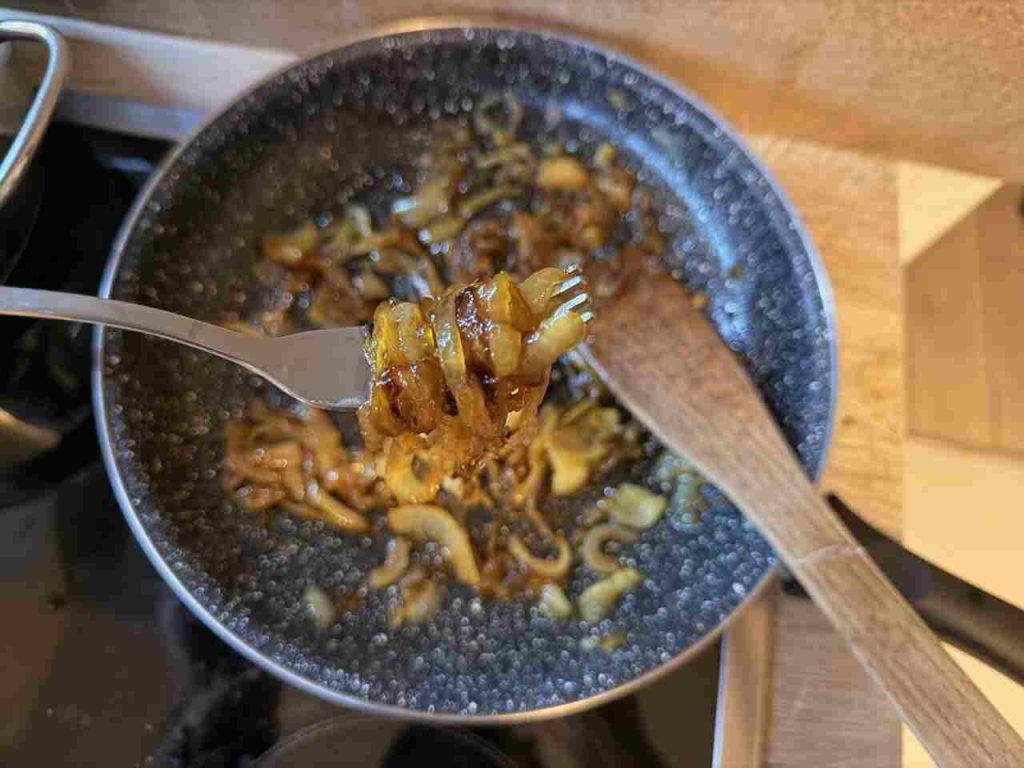 Ako správne skaramelizovať cibuľu, aby bola sladká a nie horká? Väčšina ľudí ju opeká, rozhoduje čas a chémia