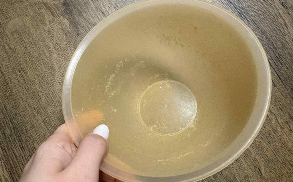 Ako sa zbaviť škvŕn po jedle na plastových nádobách? Tieto triky fungujú aj bez drhnutia