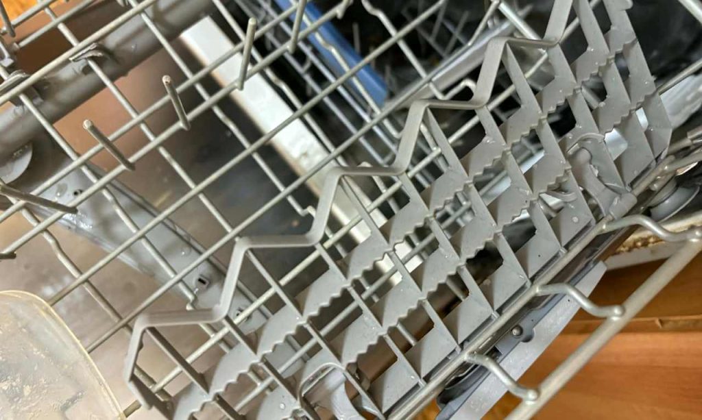 Tieto bočné lišty v umývačke väčšina ľudí používa na príbor. V skutočnosti majú úplne iný účel. Používaš ich...