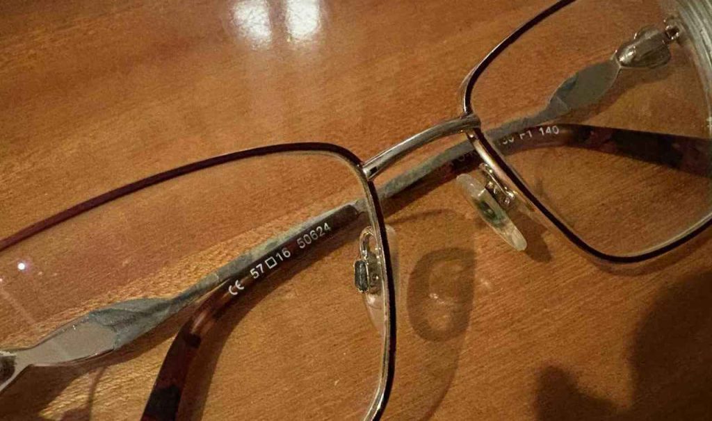 Čo znamenajú tri čísla na ráme okuliarov? Rozhodujú o tom, ako ti okuliare sadnú a ako pohodlne sa budú nosiť