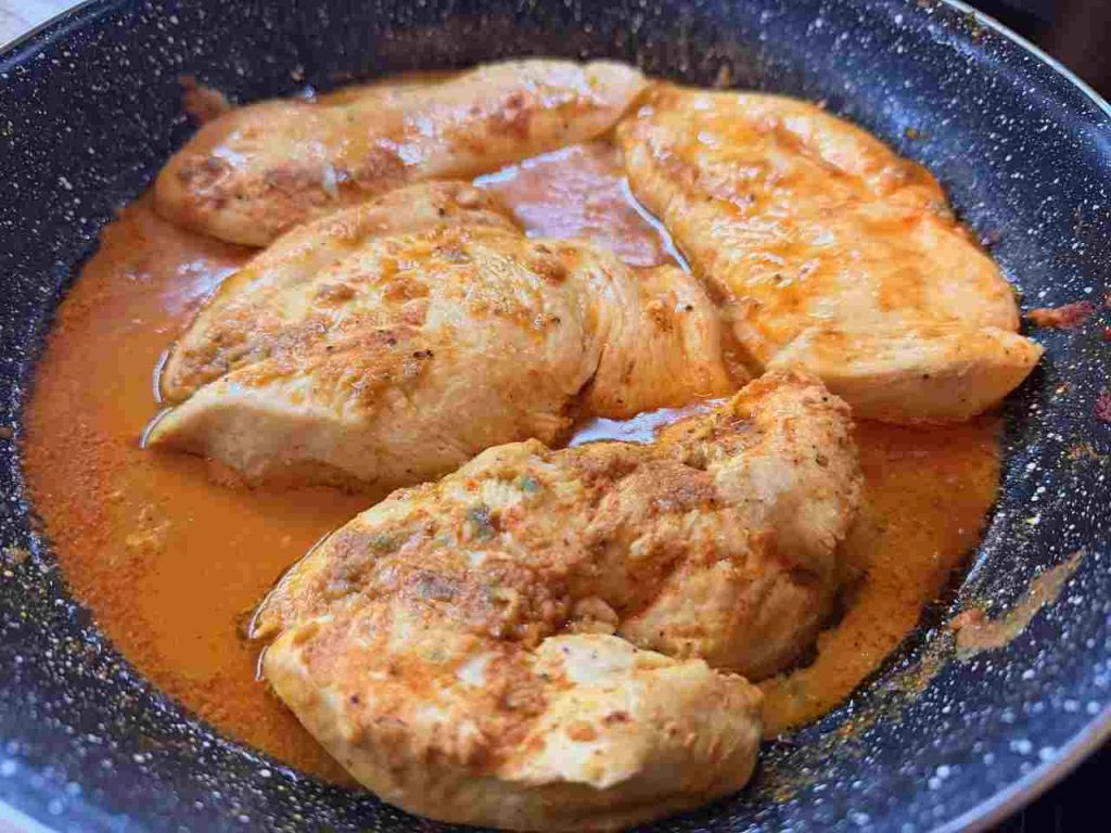 Ako správne pripraviť kuracie mäso, aby bolo šťavnaté? Pozri sa, čo sa pri pečení deje z pohľadu chémie vo...