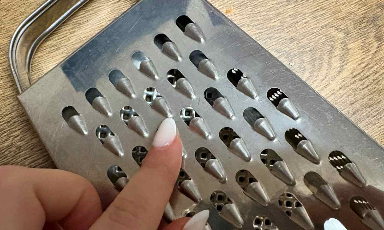 Tento jednoduchý trik môže tvoje kuchynské strúhadlo vrátiť späť do formy. Strúhať bude ako nové!