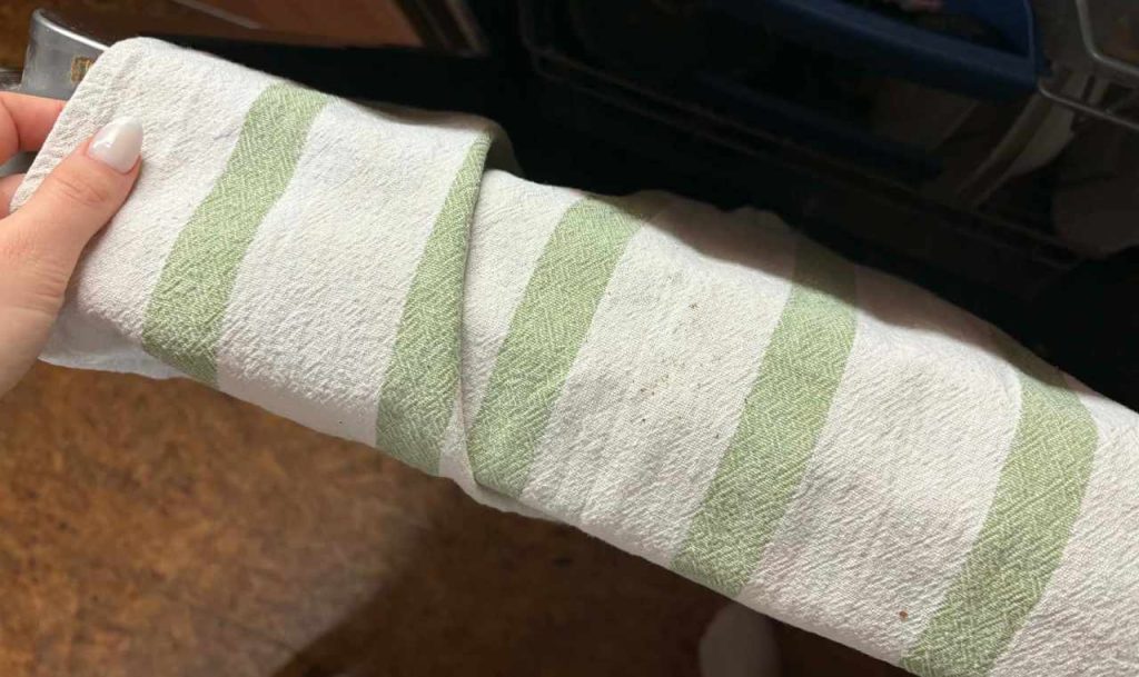 Geniálny trik s utierkou: Prečo ju máš hneď po umytí vložiť do dvierok umývačky?