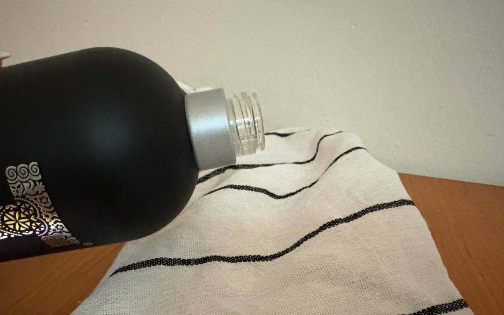 Vodka nemusí ísť len do pohára. V domácnosti dokáže malé zázraky, o ktorých si možno netušil