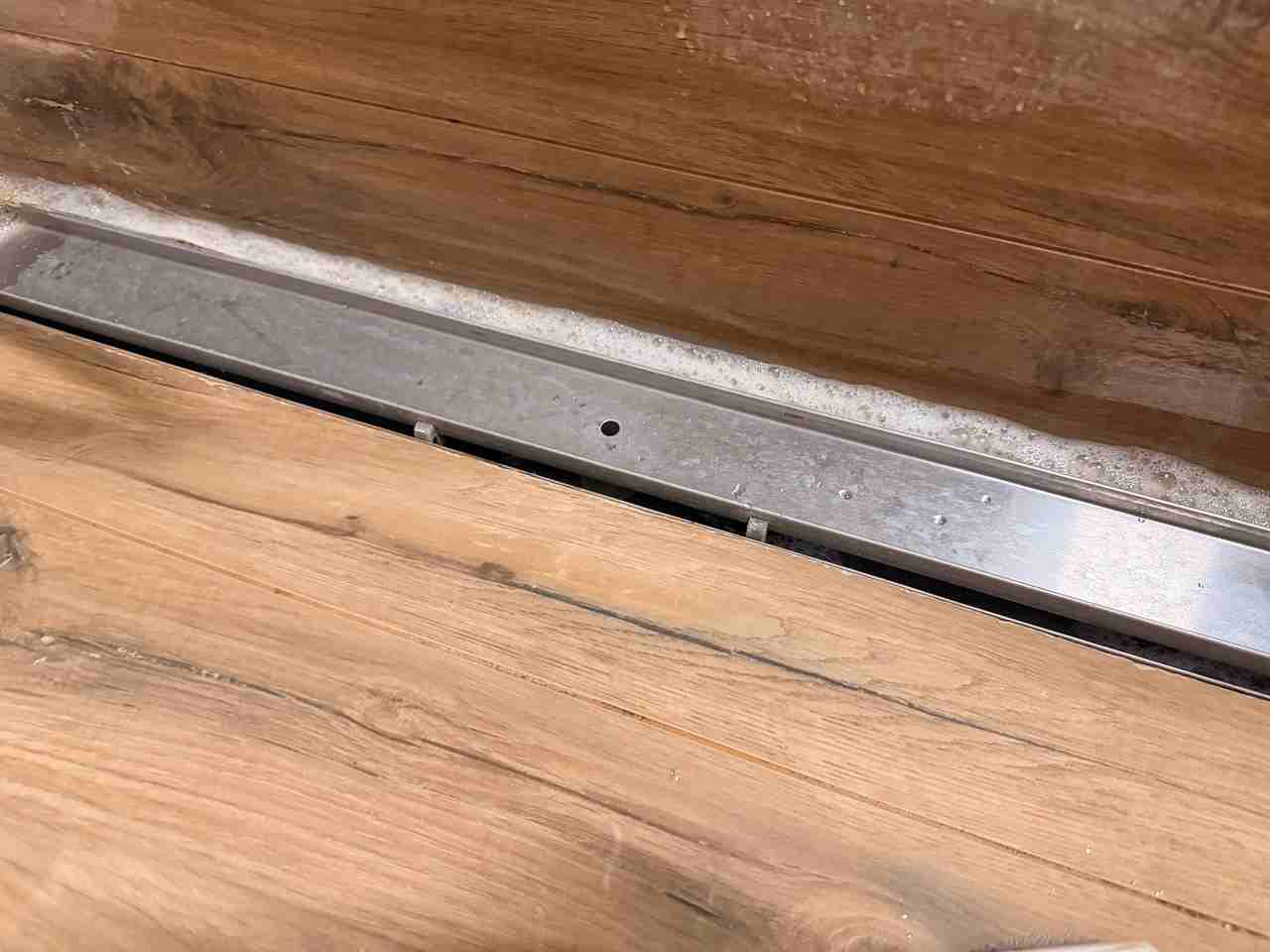 zlab odtok sprcha zapach