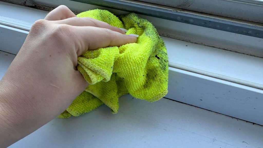 Ako vyčistiť plastové okenné rámy, aby zostali biele a bez škvŕn? Stačia ti na to tieto veci, ktoré máš doma