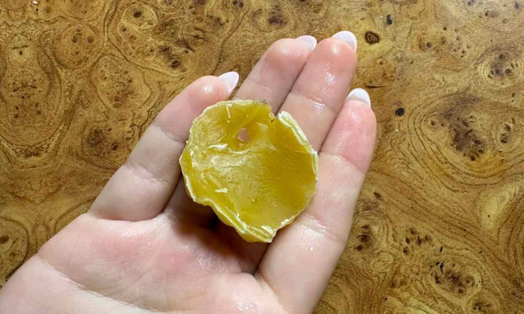 Keď ťa začne škriabať v hrdle, nemusíš ísť hneď do lekárne. Stačia ti 3 bežné suroviny, z ktorých si pripravíš...