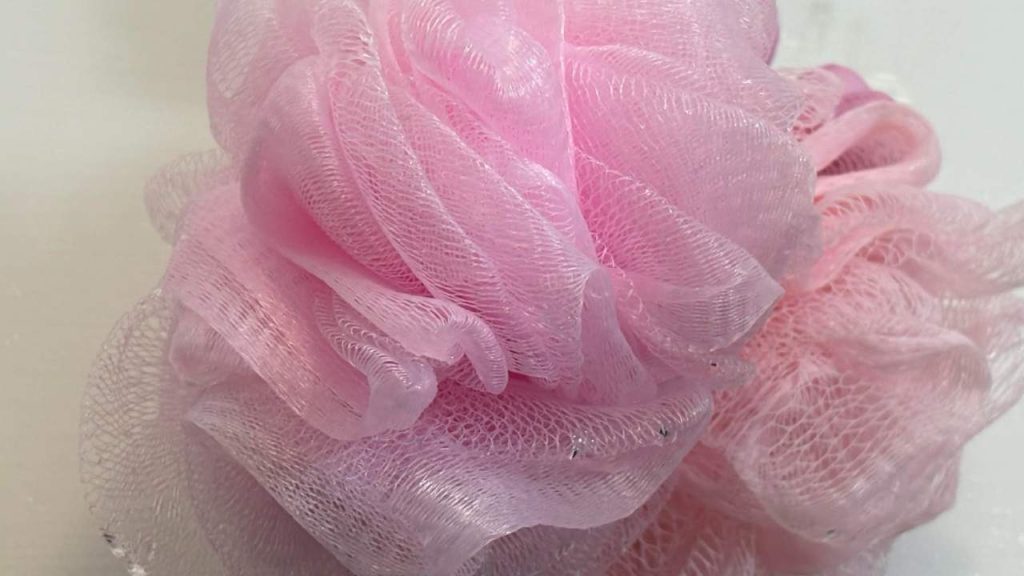 Sprchová hubka vytvára bohatú penu, no skrýva jeden hygienický problém. Toto by mal vedieť každý