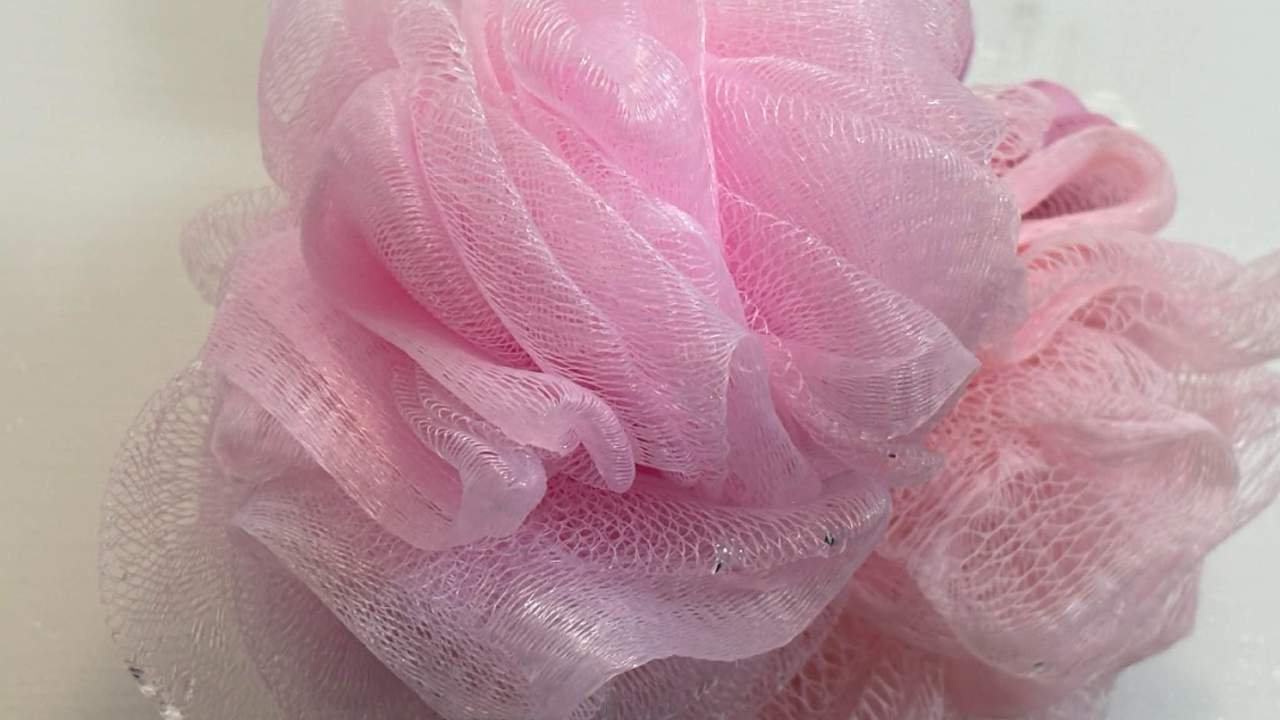 Sprchová hubka vytvára bohatú penu, no skrýva jeden hygienický problém. Toto by mal vedieť každý