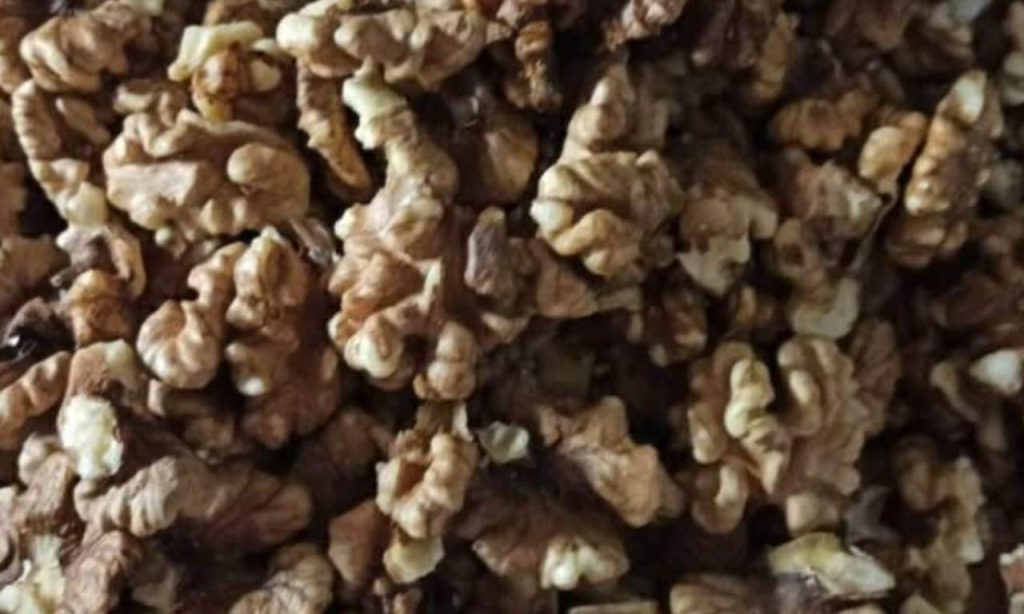 Horké orechy nemusíš hneď vyhodiť. Tento jednoduchý trik im vráti chuť. Väčšina ľudí o ňom nevie