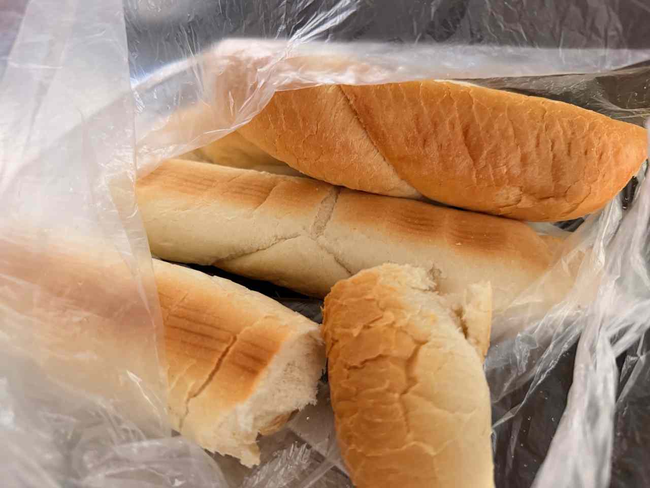 Prečo sú rohlíky na druhý deň gumové alebo tvrdé? Takto tomu predídeš a budú chutiť takmer ako čerstvé