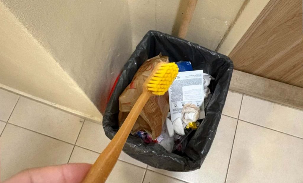 Vieš, ako často by si mal meniť zubnú kefku? Toto sa začne diať s tvojimi zubami a ďasnami, keď ju používaš...