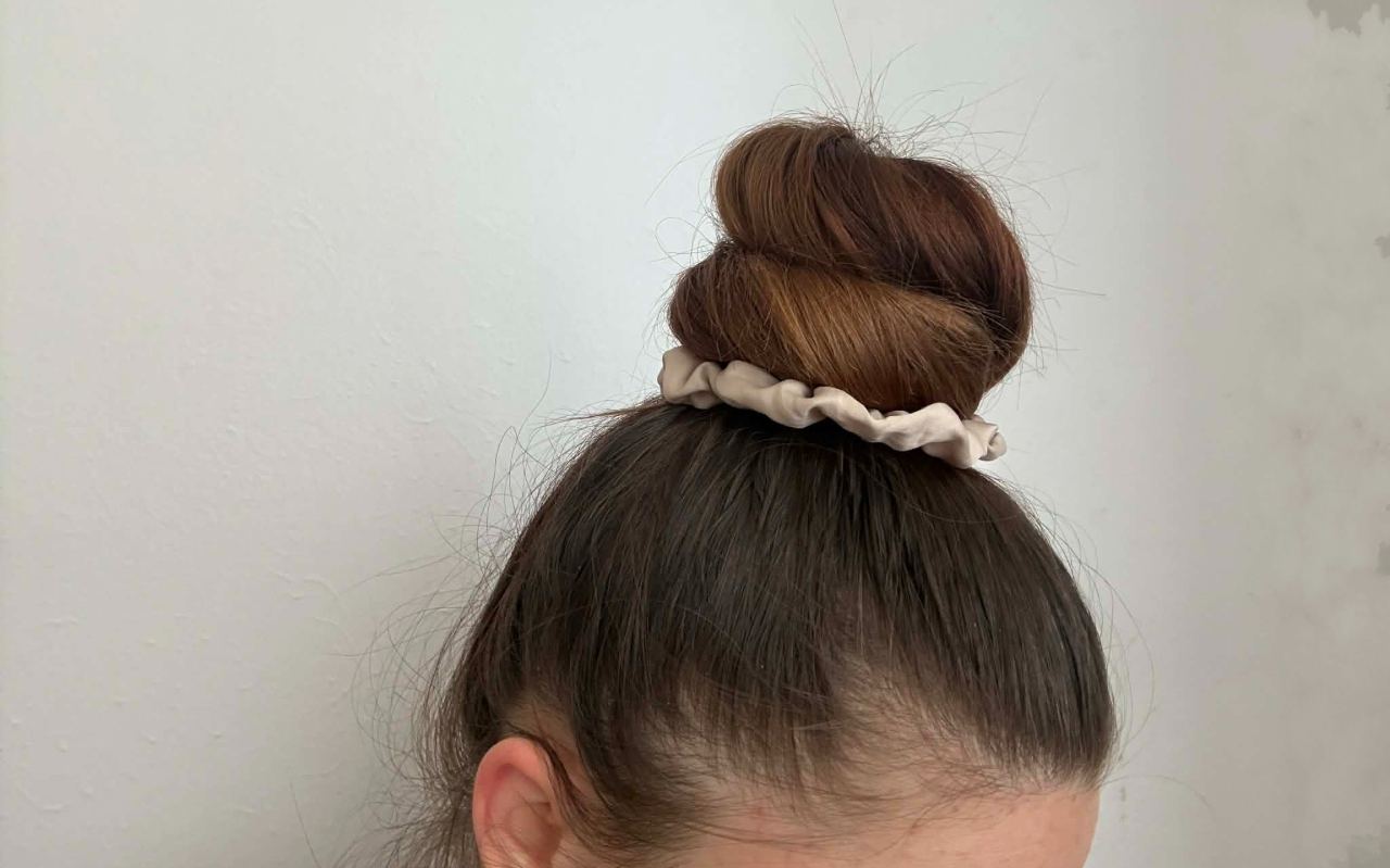 Bolí ťa hlava po nosení copu? Nie sú to vlasy, ale toto sa deje v pokožke hlavy