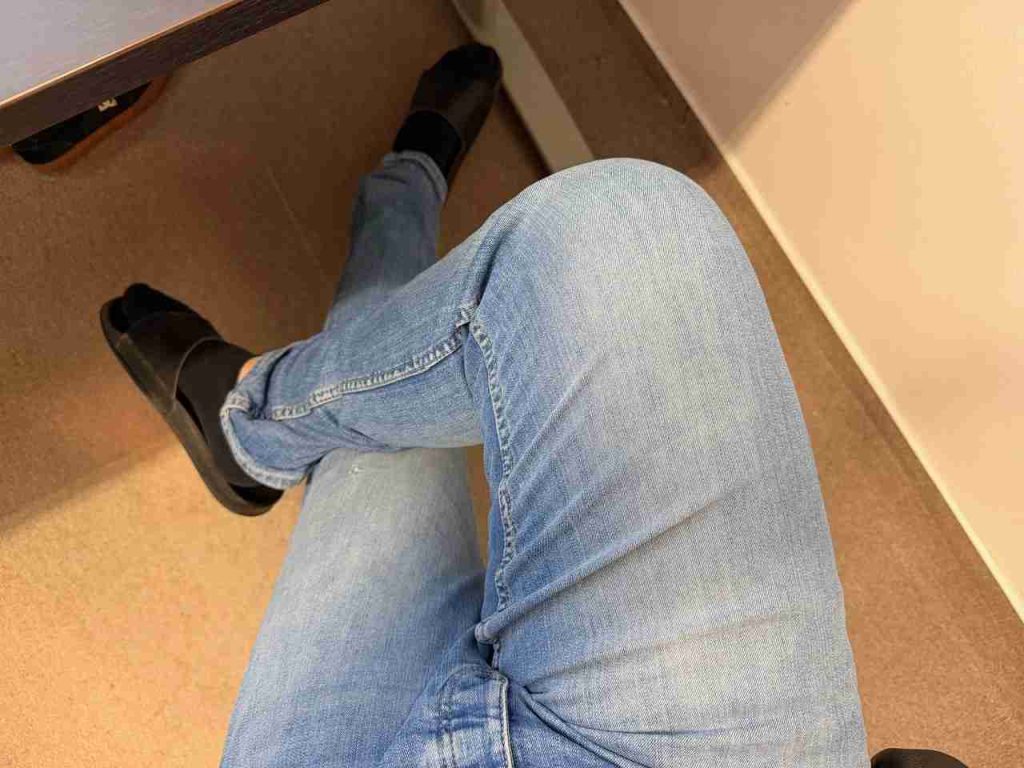 Škodí kríženie nôh zdraviu? Takto to s krížením nôh pri sedení naozaj je