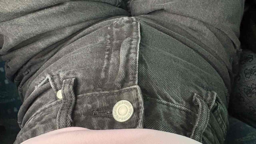 Vyťahané džínsy môžeš ešte zachrániť: Tento jednoduchý trik môže zlepšiť ich tvar aj farbu