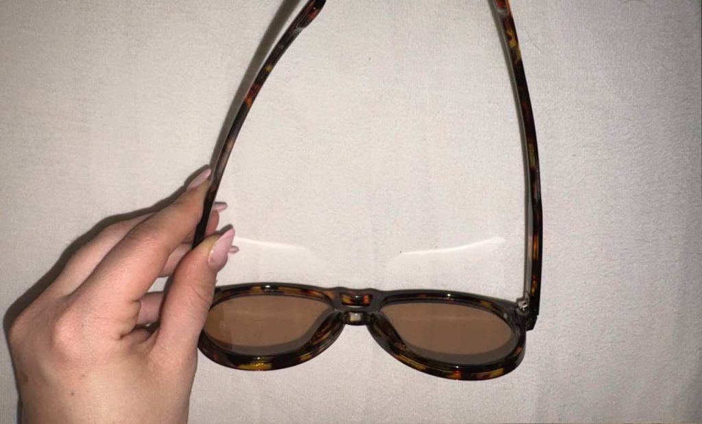 Tlačia ťa okuliare za ušami alebo na spánkoch? Skús tento jednoduchý trik s krabicou