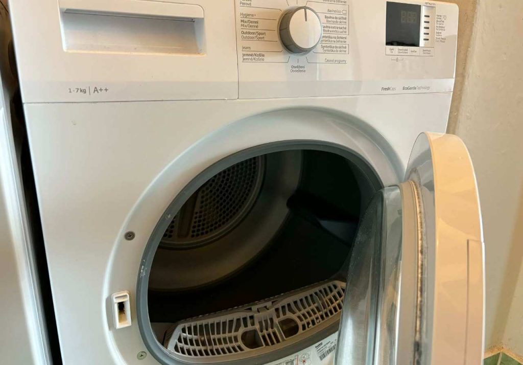 Virálny trik na internete radí naliať pri čistení sušičky vodu do otvoru nádržky. Môže pomôcť, ale aj narobiť...