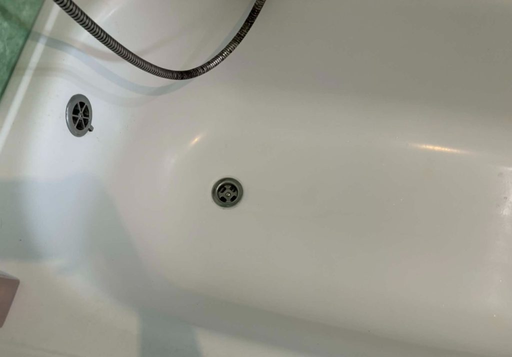 Máš vo vani zažltnuté škvrny či vodný kameň? Tento lacný trik ti pomôže dostať ich dole bez agresívnej chémie