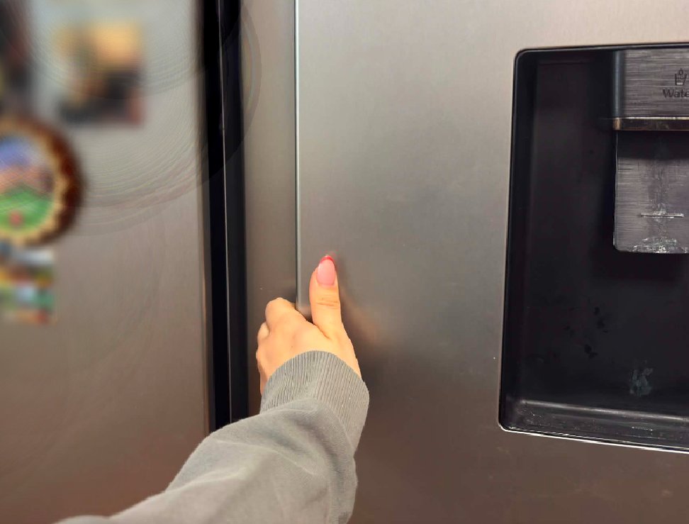 Nechávaš chladničku pri vykladaní nákupu otvorenú alebo ju stále zatváraš? Vedci majú odpoveď, čo je lepšie