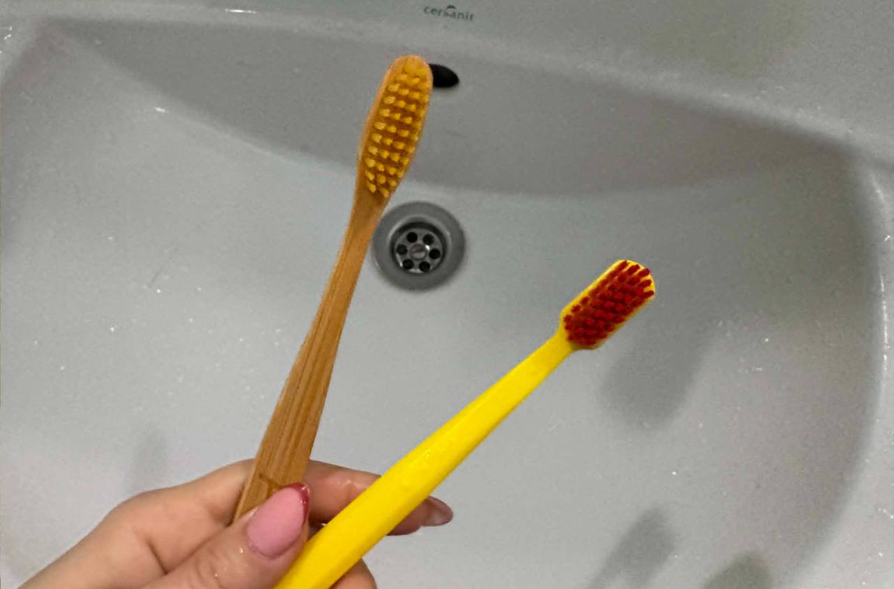 Plastová alebo drevená zubná kefka? Ktorá je lepšia pre tvoje zuby? Odpoveď ťa možno prekvapí