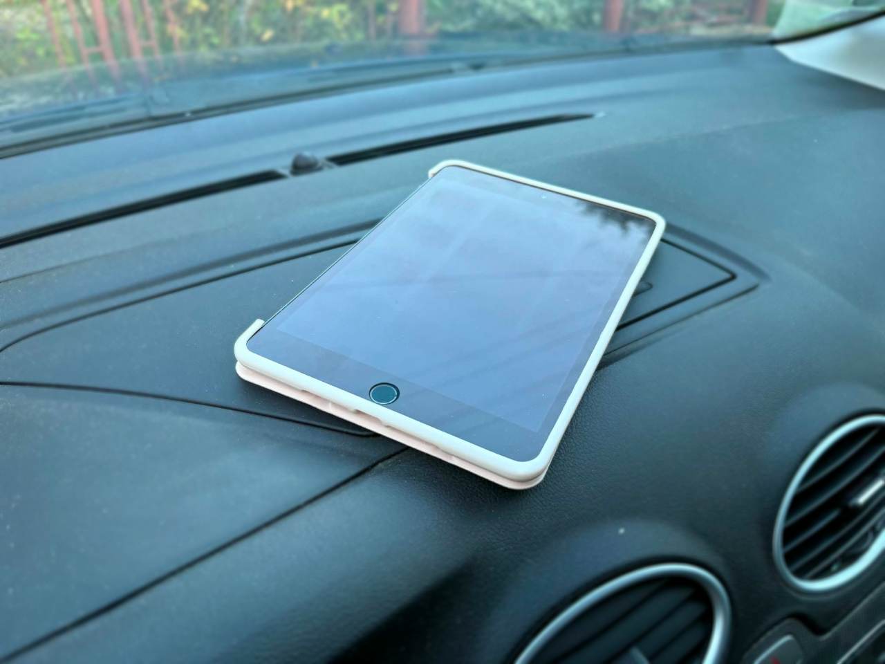 V aute môže byť aj 70 °C. Tieto veci tam počas leta nikdy nenechávaj