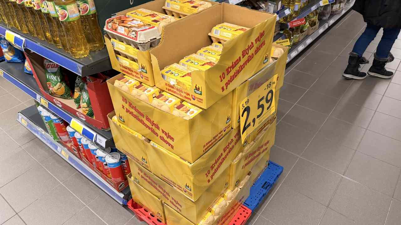 Prečo musia byť americké vajcia v chladničke, no európske ležia voľne na regáli? Rozdiel je v škrupine