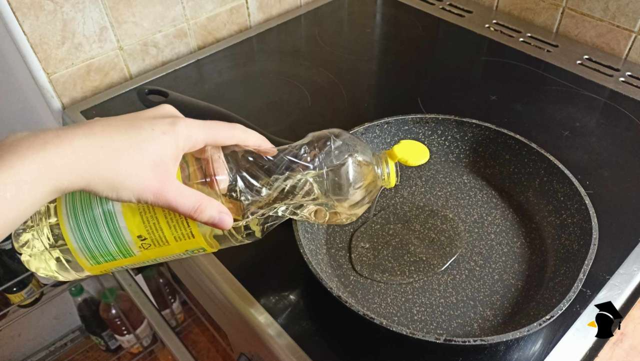 Nie každý olej patrí na panvicu. Vieš, ktorý použiť na varenie a ktorý do šalátu?