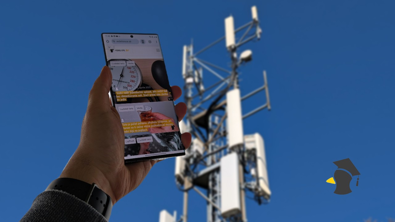 Ruka s mobilom hore signal
