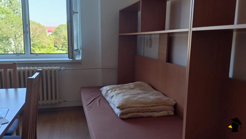 posteľ pod oknom