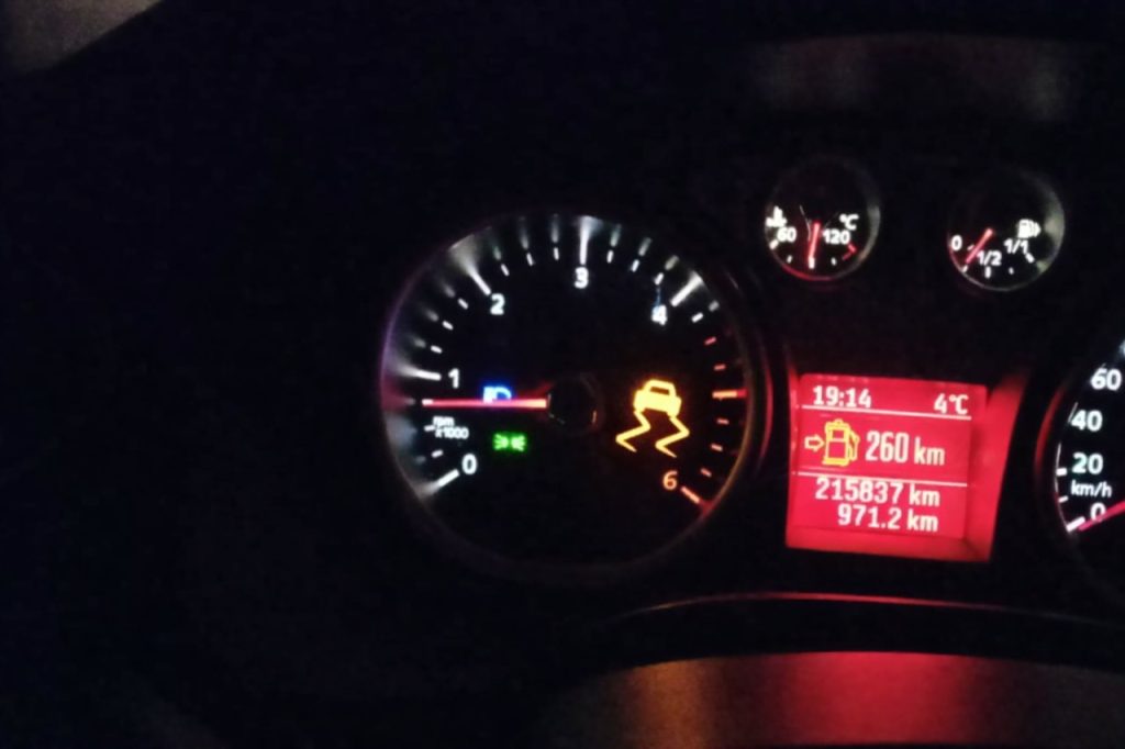 auto v šmyku kontrolka