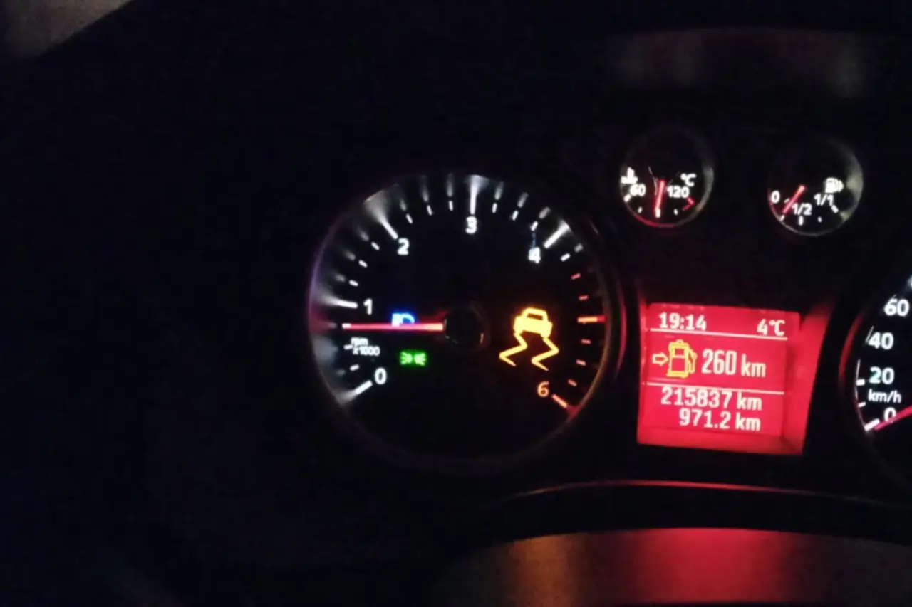 auto v šmyku kontrolka