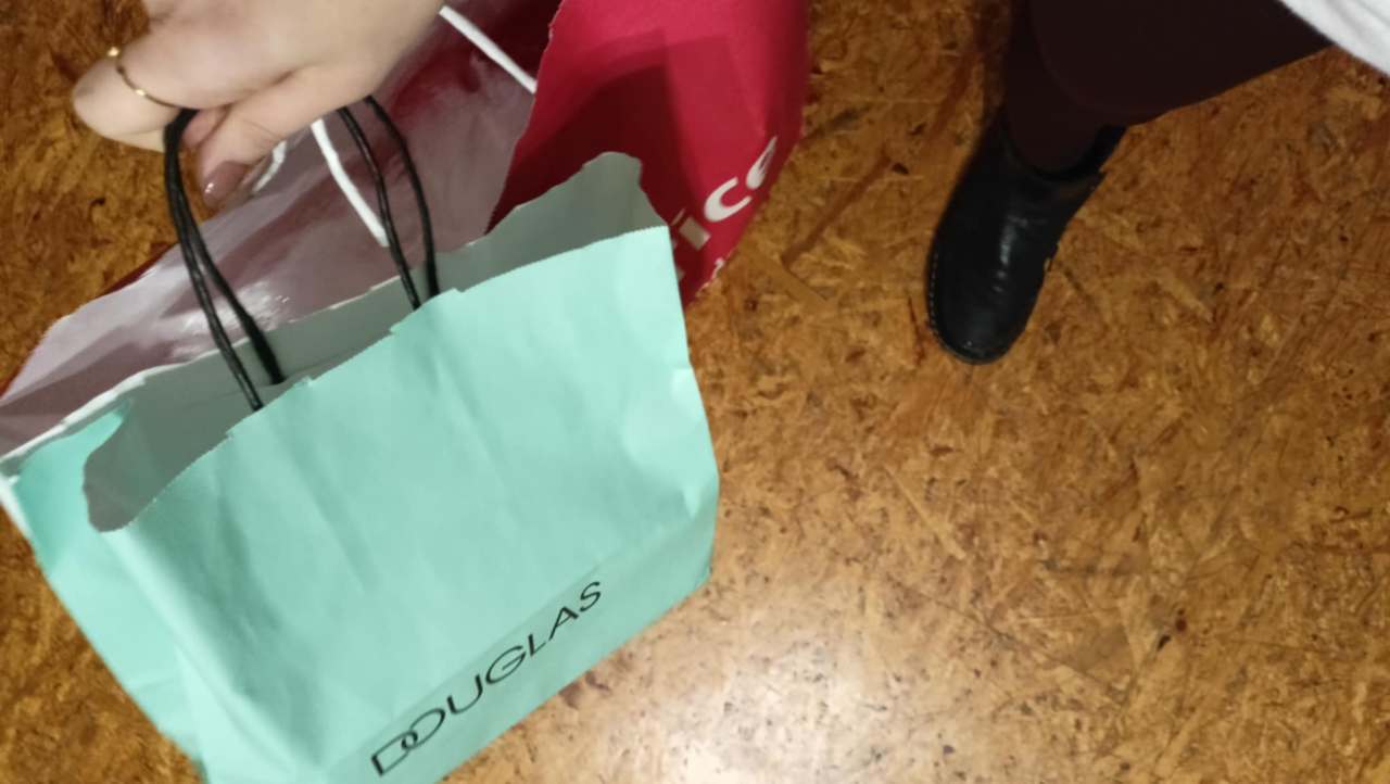 nakupovanie žena skúša nové oblečenie v obchode