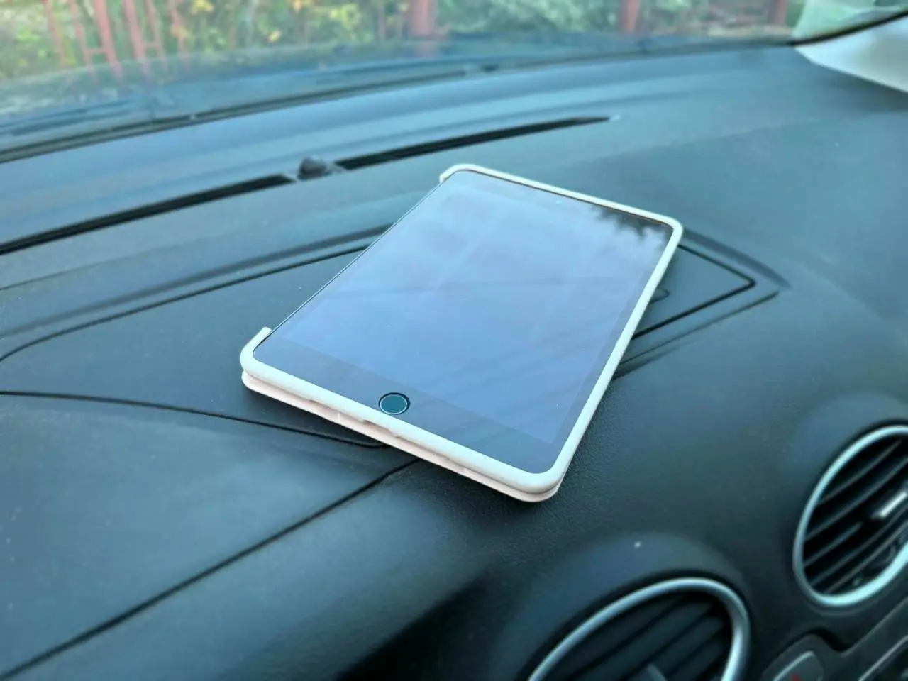 tablet v aute, elektronika