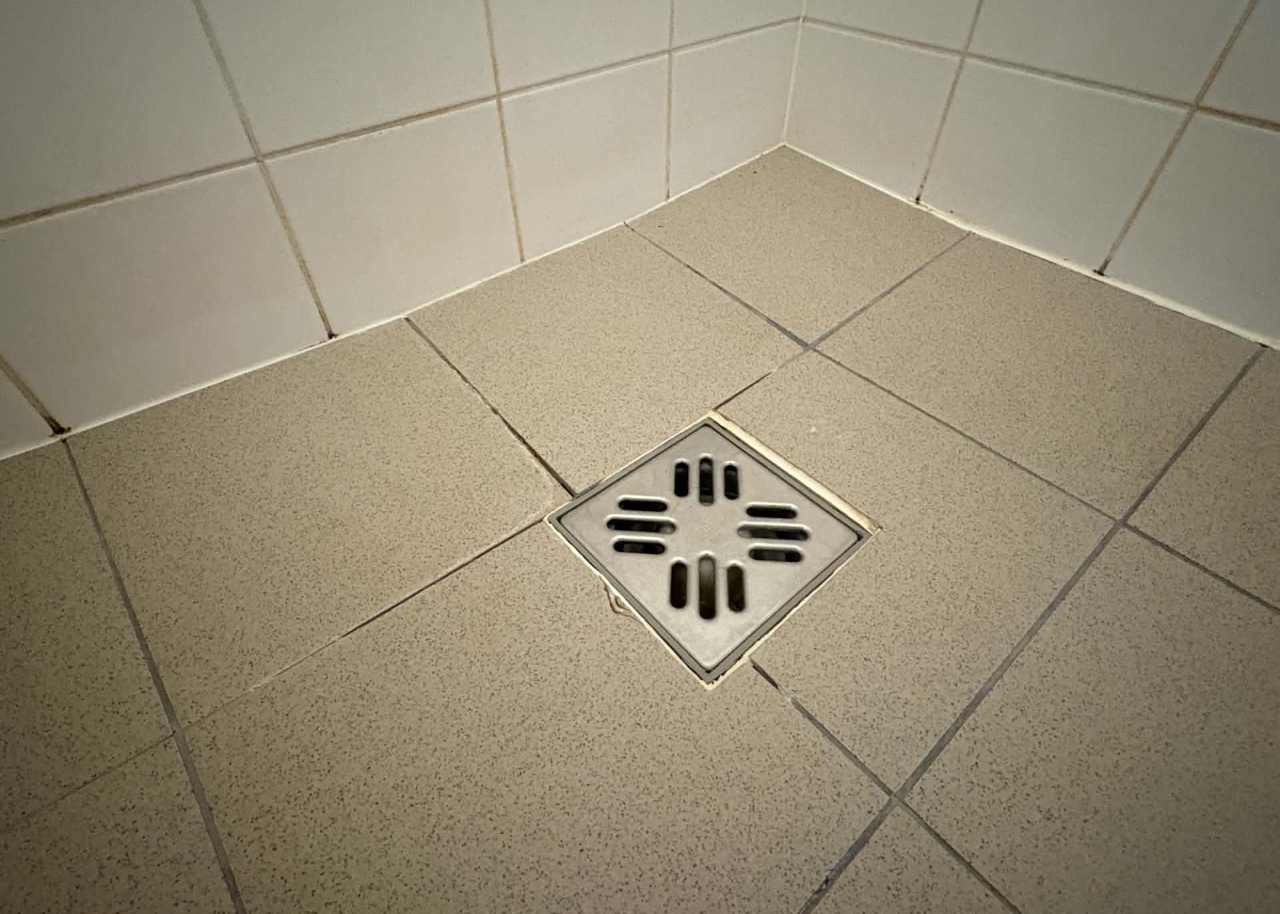 Stáva sa ti, že po daždi smrdí odtok? Toto je dôvod a jednoduchý trik, ktorý môže pomôcť